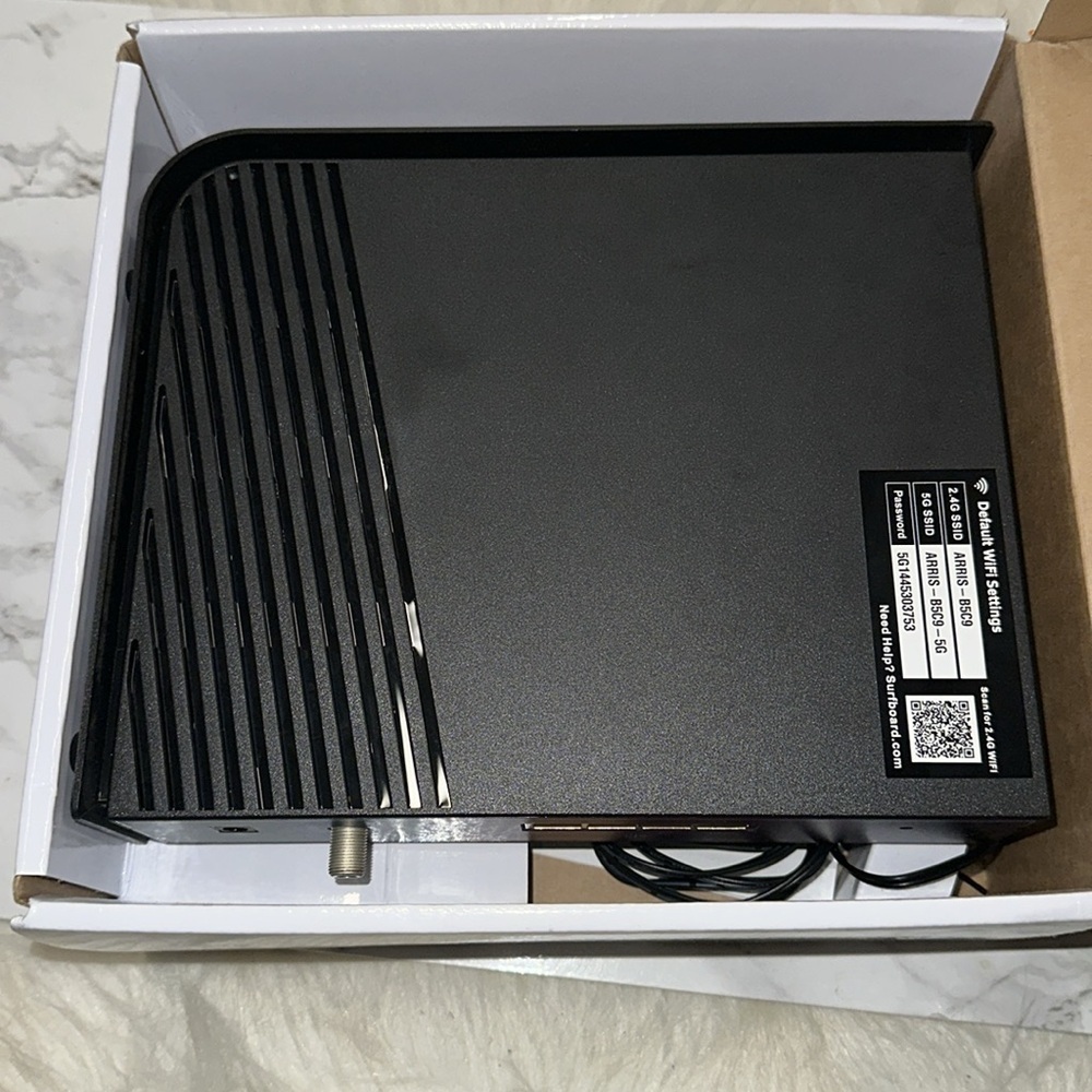 Arris SURFboard Black Cable Modem & Wi-Fi Router - Picture 6 of 9